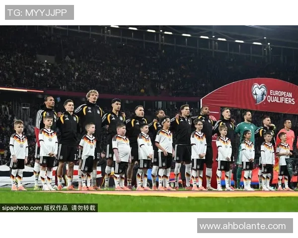 足球明星携儿子共赏精彩比赛瞬间温馨互动视频记录父子情深